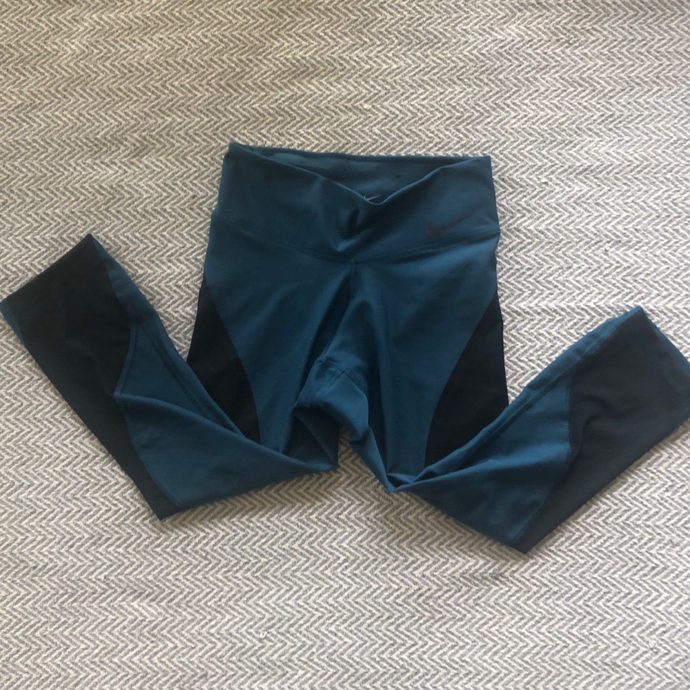 NWOT Nike Crops